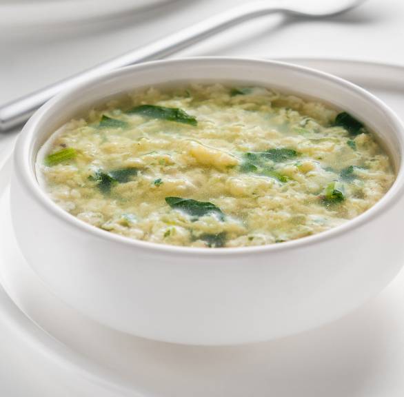 Stracciatella alla Romana in einer Suppenterrine auf einem Tisch