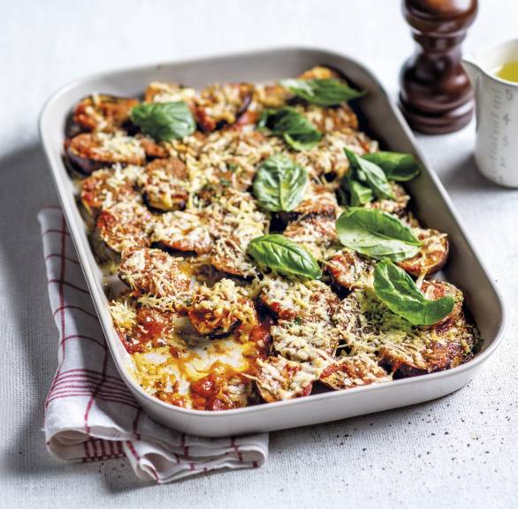 Auberginenauflauf alla parmigiana in einer Auflaufform