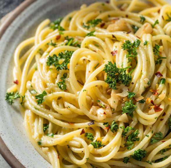 Spaghetti aglio e olio auf einem Steingutteller