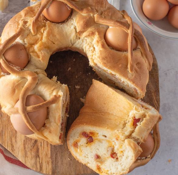 Castiello Osterkuchen mit Salami und Speck angeschnitten auf einem Holzbrett