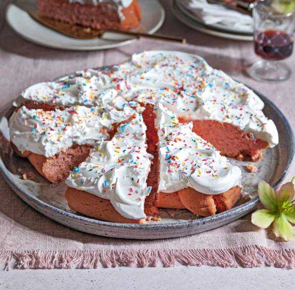 Ciaramicola Osterkuchen angeschnitten auf einer Tortenplatte