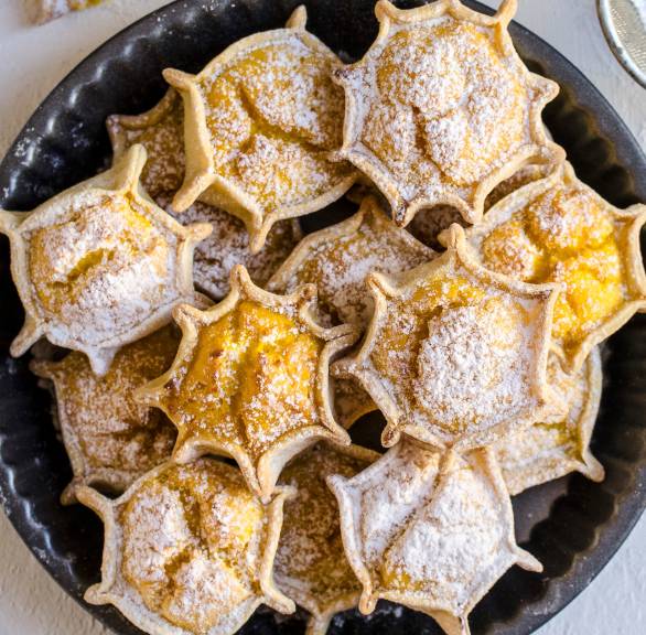 Perdulas süße Käsetörtchen in einer Schale bestäubt mit Puderzucker