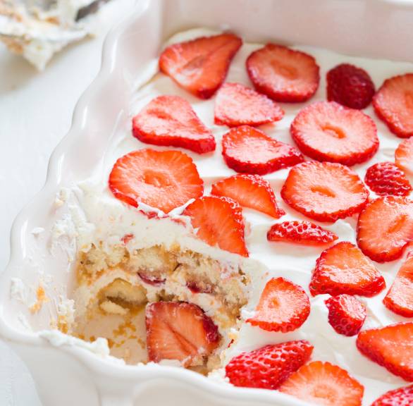 Erdbeertiramisu in einer Auflaufform, ein Stück fehlt