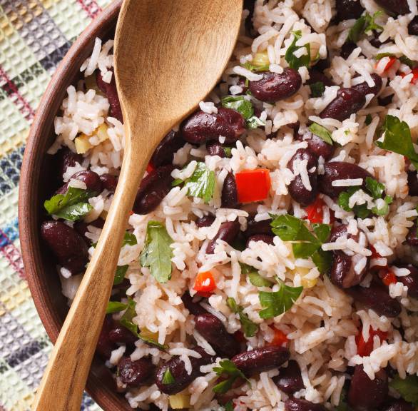 Reis-Bowl mit schwarzen Bohnen und Gemüse in einer Schüssel