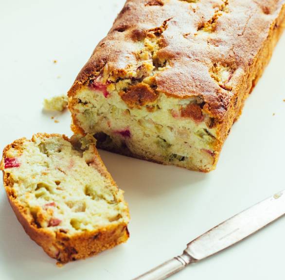 Rhabarber Kastenkuchen angeschnitten auf einer Kuchenplatte
