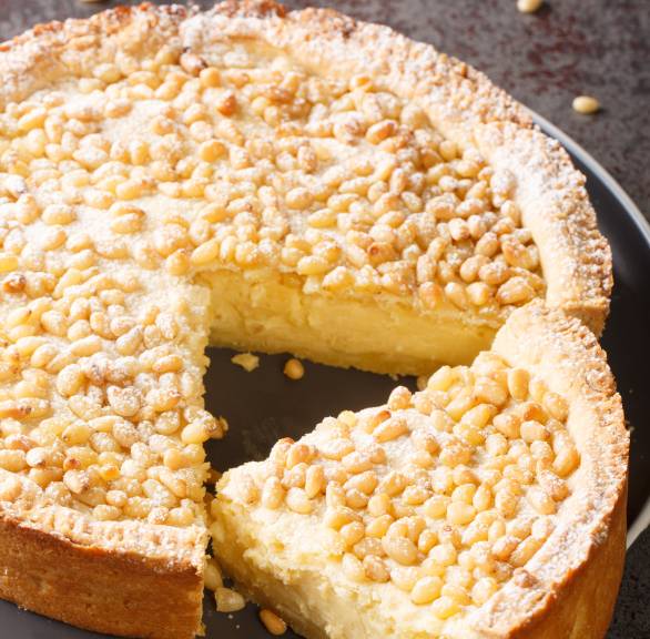 Runder Torta della nonna angeschnitten auf einer Kuchenplatte