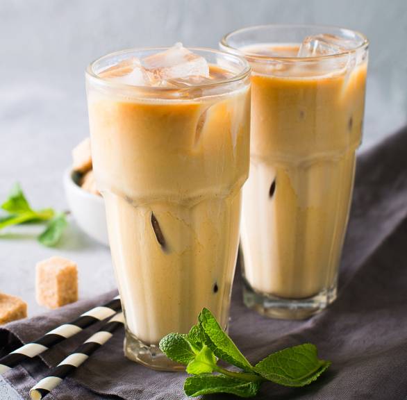 Selbst gemachter Eiskaffee in zwei großen Gläsern mit eiswürfeln