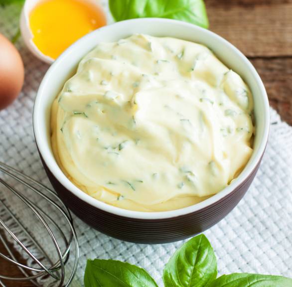 Maionese Rustica Mayonnaise mit Pesto alla Genovese in einer Schale