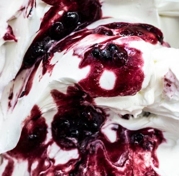 Nahaufnahme von selbst gemachtem Amarena-Eis, Amarena-Kirschen gut sichtbar