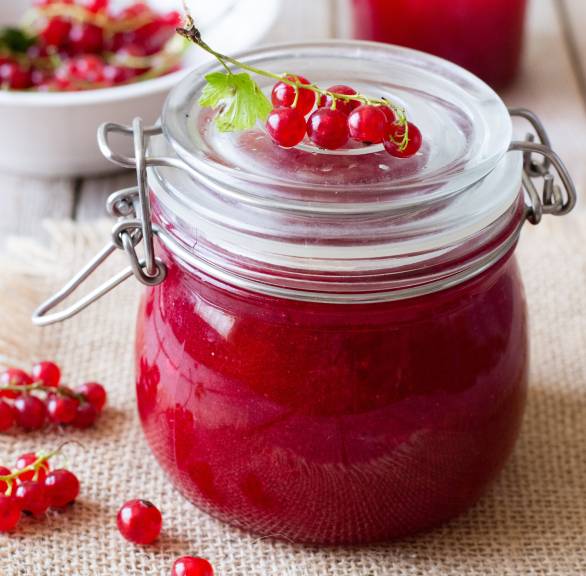 Selbst gemachte Johannisbeermarmelade in einem verschlossenen Einmachglas