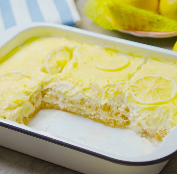 Solero-Tiramisu mit Quark und Joghurt angeschnitten in einer Lasagneform