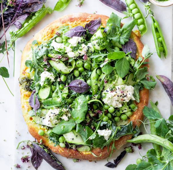 Selbstgebackene Pinsa aus Sauerteig belegt mit Frühlingsgemüse, Ricotta und Burrata