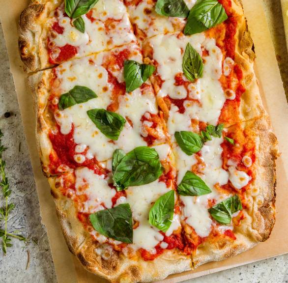 Selbst gebackene Pinsa aus original italienischem Pinsateig mit Margherita-Belag