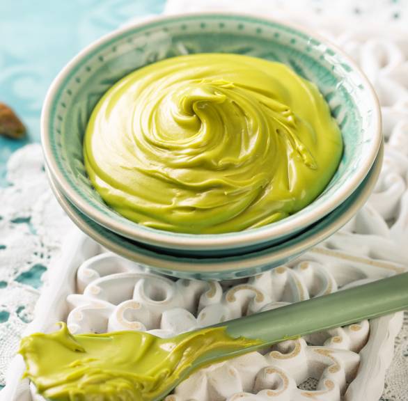 Pistazienpudding in einer Dessertschüssel