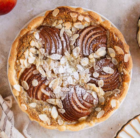 Selbstgebackene Birnen-Crostata mit Mandel-Pistazien-Creme von oben auf einem Kaffeetisch