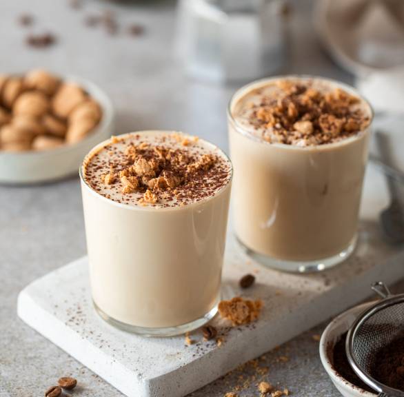 Cappuccino-Creme in zwei Gläsern angerichtet auf einem Tisch