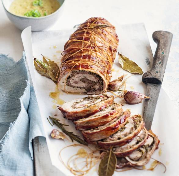 Gefüllter Kaninchen-Rollbraten angeschnitten auf einer Servierplatte