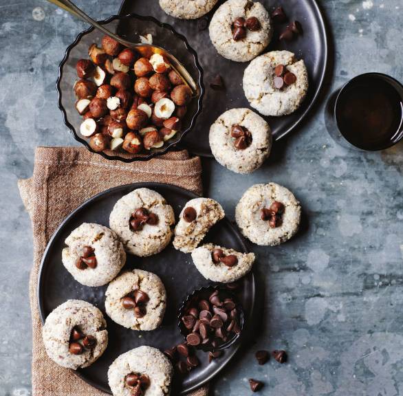 Selbst gebackene Haselnuss-Makronen mit Frangelico und Schokoladenaugen auf zwei Plätzchentellern