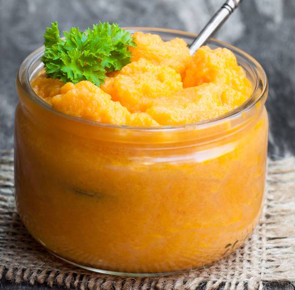 Selbstgemachtes Kürbispüree in einem Weckglas