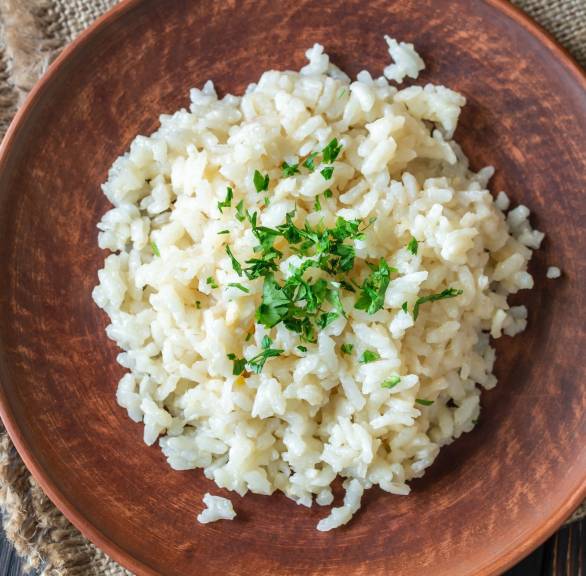 Ein Teller mit selbst gekochtem Risotto auf einem Tisch
