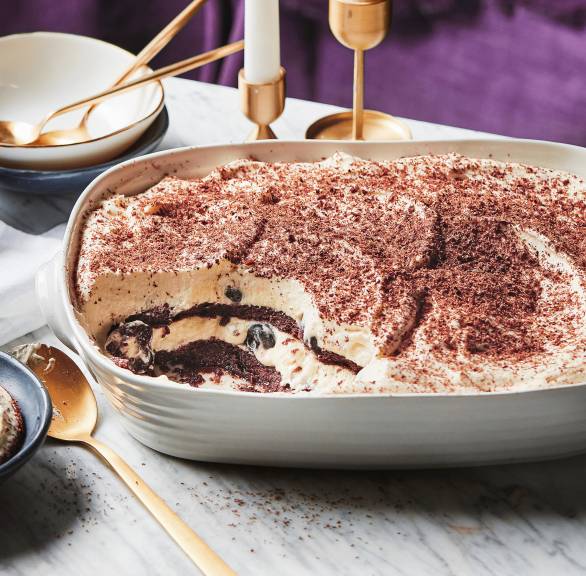 Amarenakirschen-Tiramisu angeschnitten in einer Auflaufform auf einem weihnachtlich dekorierten Tisch