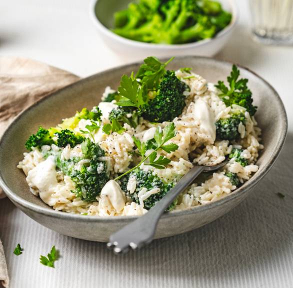 Ein Teller Reispfanne mit Brokkoli und Mascarpone auf einem Tisch