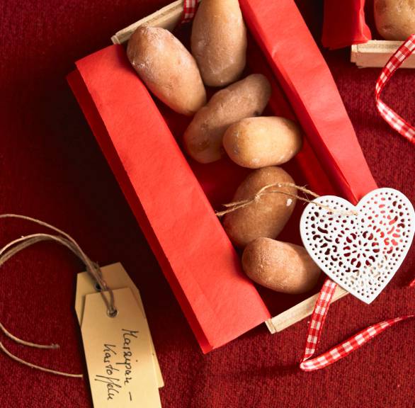 Selbst gemachte Marzipankartoffeln in einer Geschenkschachtel auf einem Tisch