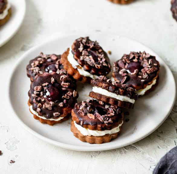Schwarzwälder Kirsch-Plätzchen mit Sahnefüllung auf einem Plätzchenteller
