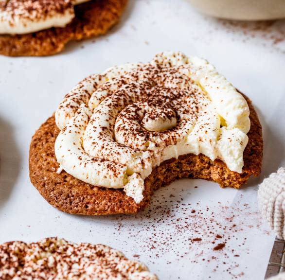 Selbst gebackene Tiramisu-Cookies getoppt mit mascarponecreme auf einem Stück Backpapier