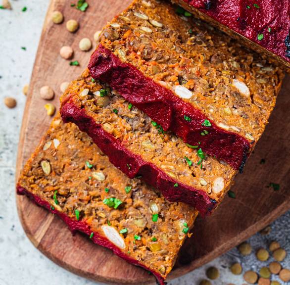 Veganer Linsen-Nussbraten mit Pilzen für Weihnachten