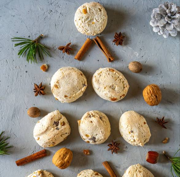 Cavallucci toskanische Weihnachtsplätzchen auf einen Tisch gelegt in Form eines Weihnachtsbaumes