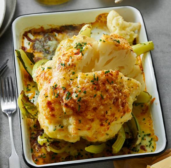 Ganzer Blumenkohl mit Parmesan-Knoblauch überbacken in einer Auflaufform