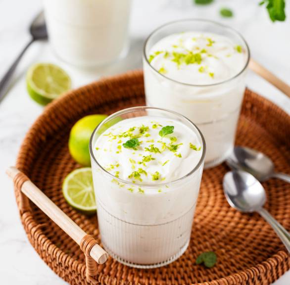 Joghurt-Limetten-Mousse in drei Gläsern auf einem Korbtablett