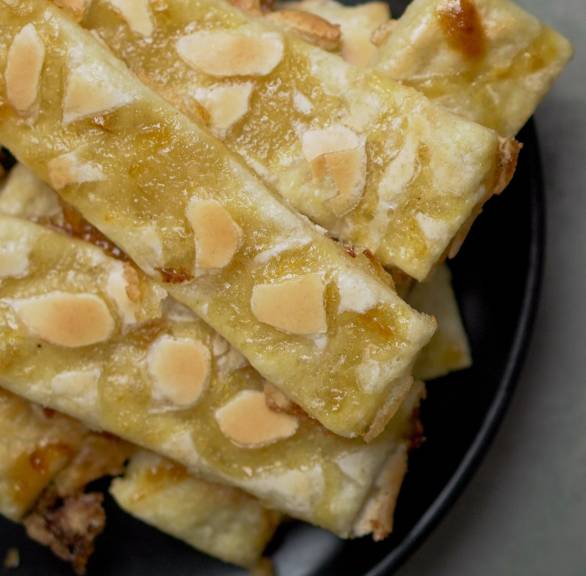 Selbstgebackene Sfogliatine auf einem Plätzchenteller