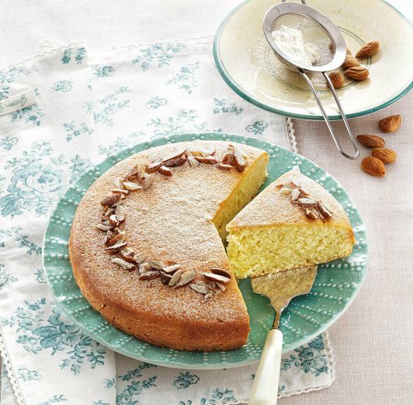 Runder sizilianischer Mandelkuchen angeschnitten auf einer Tortenplatte