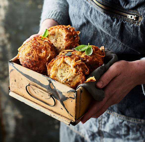 Mherer Spaghettini-Lammbolognese-Muffins in einer Holzkiste