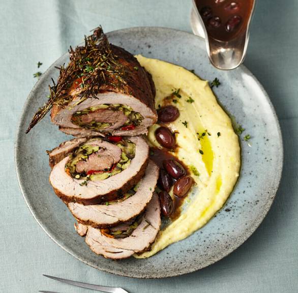 Rollbraten mit mediterraner Gemüsefüllung und Polenta als Beilage