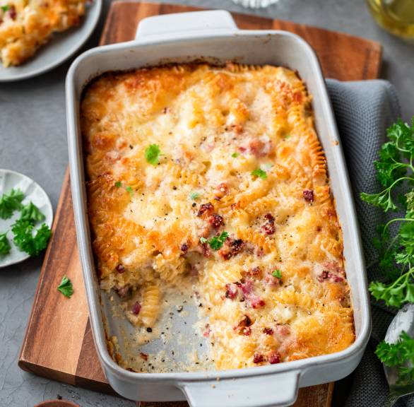 Gebackener Carbonara-Nudelauflauf angeschnitten in einer Auflaufform