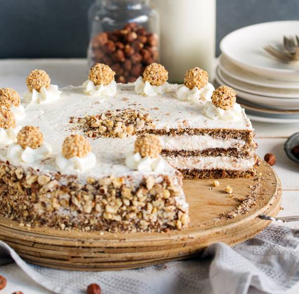 Selbstgebackene Giotto-Torte angeschnitten auf einer Tortenplatte
