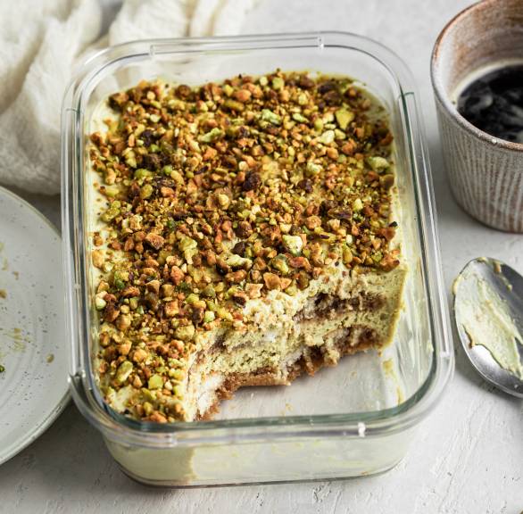 Selbstgemachtes Pistazien-Tiramisu angeschnitten in einer Auflaufform