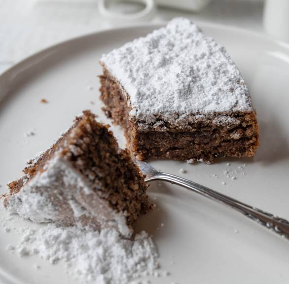 Ein Stück Torta Caprese Schokoladenkuchen ohne Mehl auf einem Dessertteller