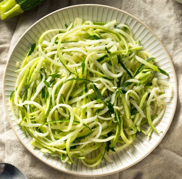 Selbstgemachte Zucchini-Nudeln auf einem Teller