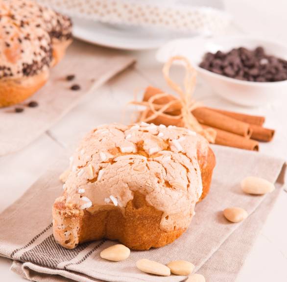 Selbstgebackene Ostertaube Colomba Pasquale auf einem Geschirrtuch