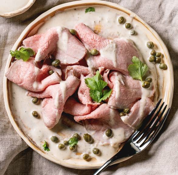 Selbstgemachtes Vitello tonnato angerichtet auf einem Vorspeisenteller