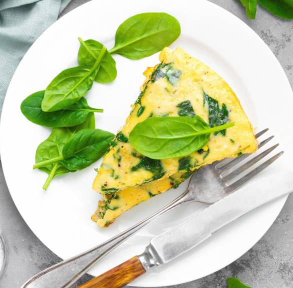 Zwei Stücke Spinat-Omelette angerichtet auf einem Teller