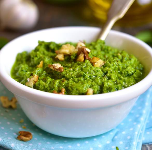 Selbstgemachtes Spinat-Pesto in einer Schale getoppt von Walnusskernen
