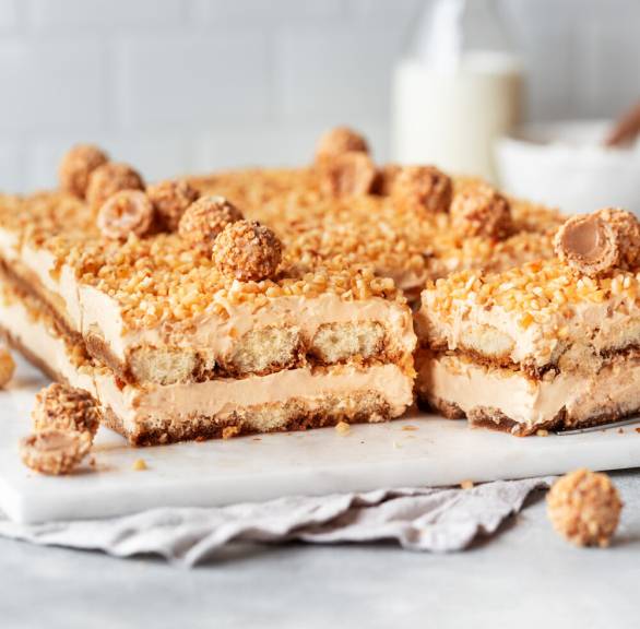 Geniale Giotto-Torte ohne Backen angeschnitten auf einer Marmorplatte