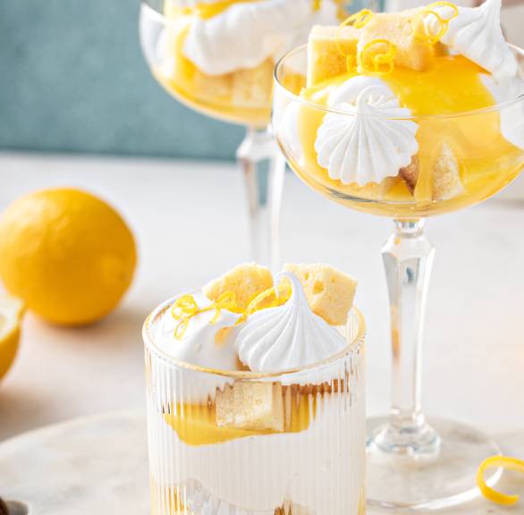 Drei Dessertgläser mit Limoncello Spritz-Tiramisu getoppt von Mini-Baisers