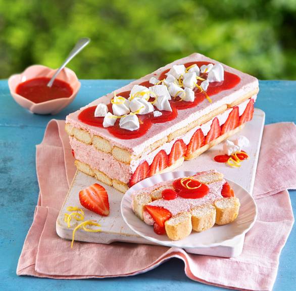 Erdbeer-Tiramisu-Kühlschranktorte angerichtet auf einer Tortenplatte auf einem Gartentisch