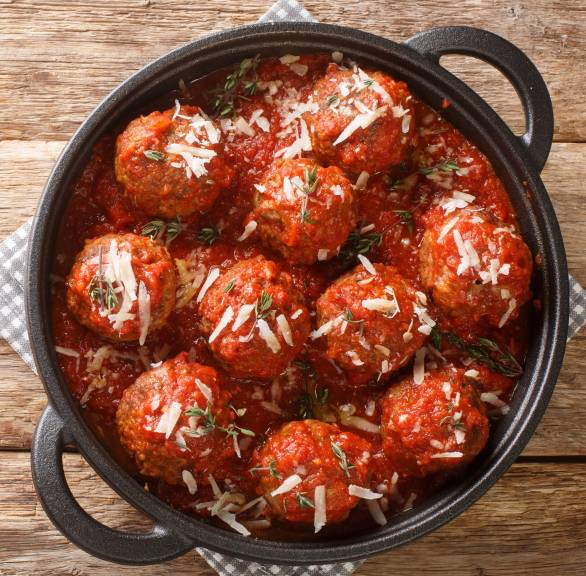 Selbstgemachte Polpette al Sugo in einer Pfanne auf einem Tisch